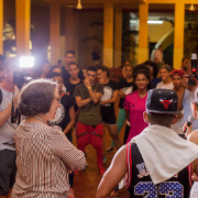 Comovente mesa redonda sobre juventude, arte e transformação, em evento paralelo à Cúpula Ibero-americana