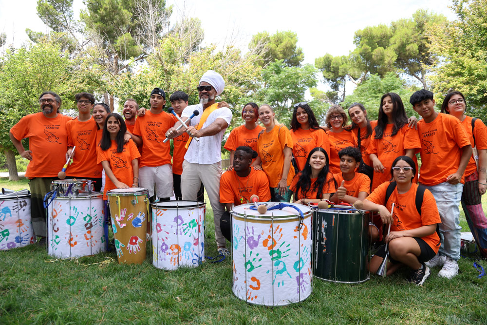 Carlinhos Brown, con los jóvenes de Vallecas, recuerda que la música y la cooperación pueden cambiar el mundo