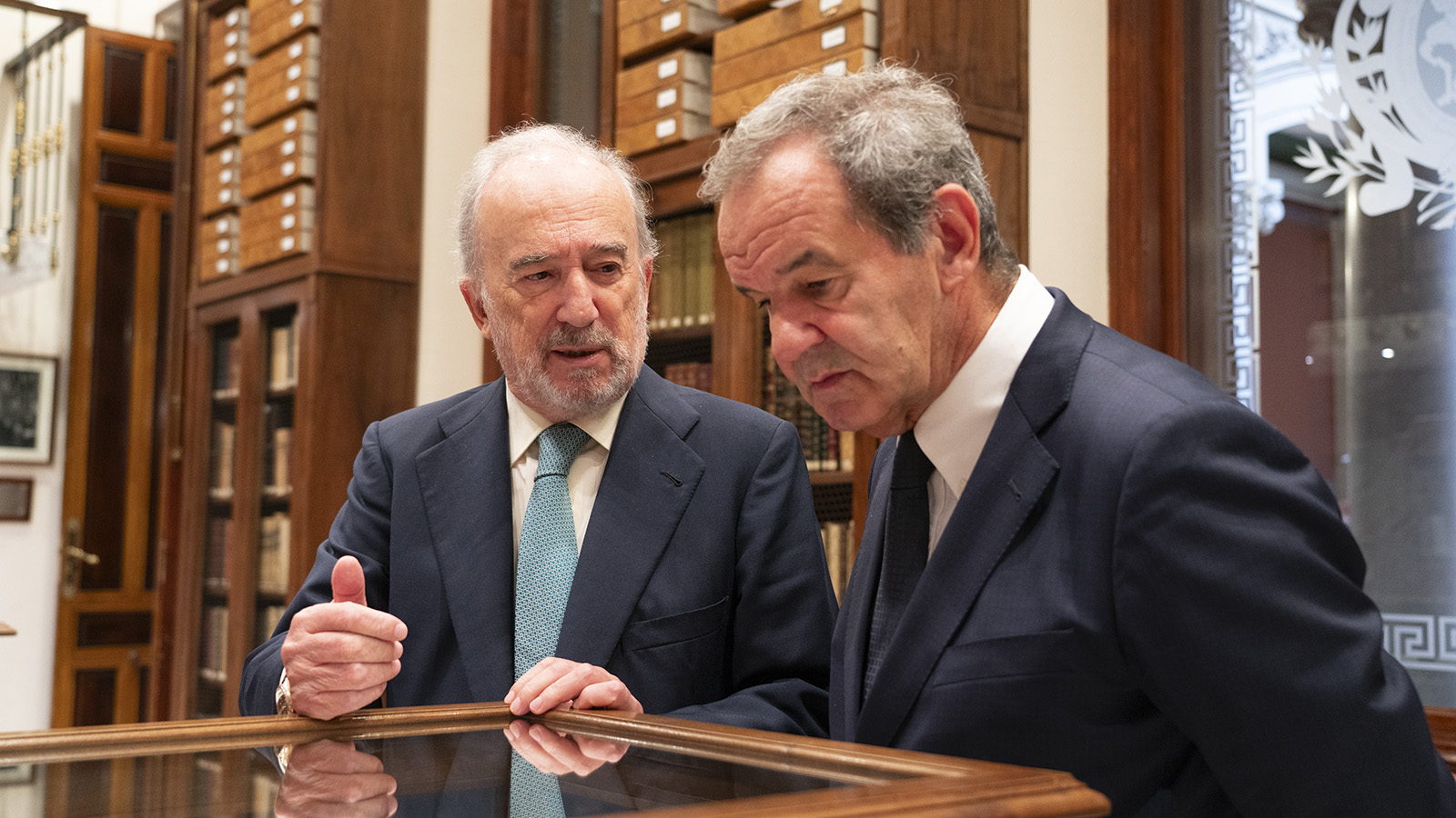 El Secretario General Iberoamericano realiza una visita a la RAE y explora vías de colaboración con la institución