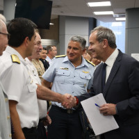 Allamand analiza las oportunidades y desafíos de Iberoamérica ante un grupo de oficiales superiores de la región