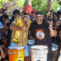 Carlinhos Brown volta a Vallecas e doa uma seção completa de tambores