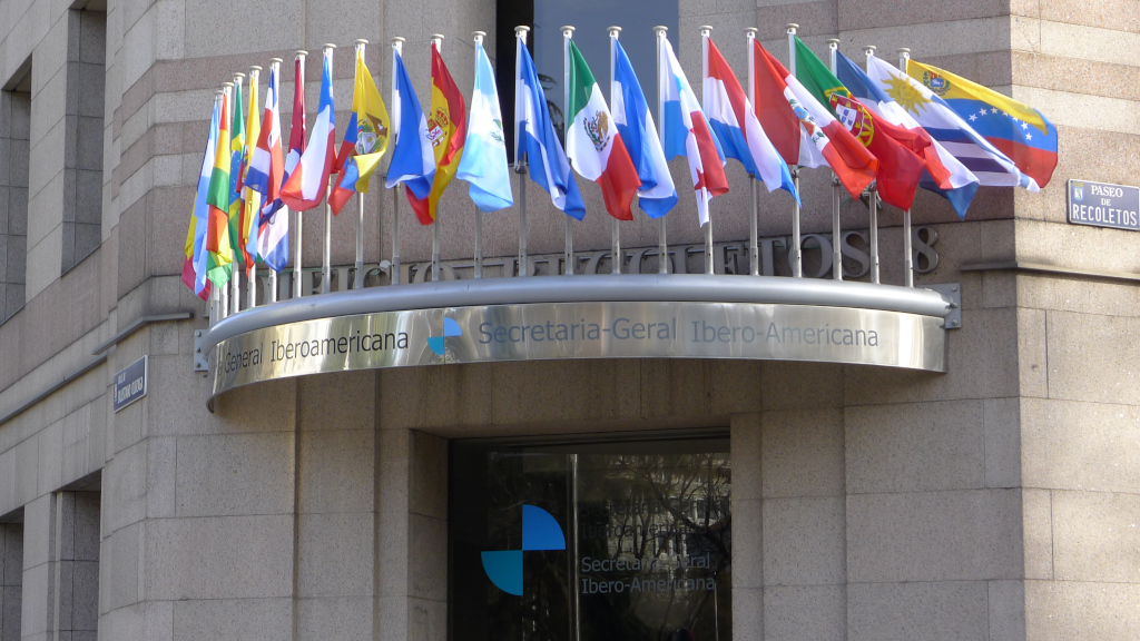Las banderas de los 22 países Iberoamericanos en la puerta de la sede de la SEGIB