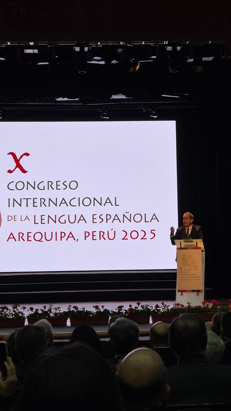 Allamand cita a Vargas Llosa para homenajearle: “La novela salvará la democracia o morirá con ella”